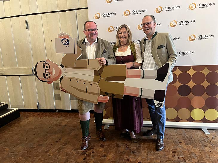 Wirtschaftreferent Clemens Baumgärtner mit virtuellem Baumgrätner, Wiesn-Stadträtin Anja Berger, und Münchens 2. Bürgermeister Manuel Pretzl 